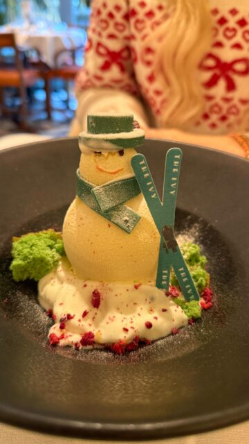 Christmas Eve at The Ivy, such a delicious lunch with Crackers on the table.
The Rendang Duck Curry was a huge hit and The Ivy Snowman was almost too cute to eat....almost.

Merry Christmas All!

#ChristmasEve #Meal #Date #Thelvy #ThelvyCobham #Cobham
#MerryChristmas #ChristmasLunch