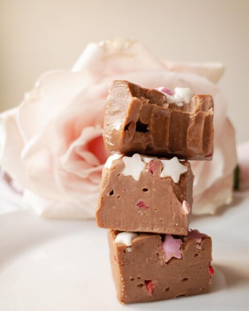 Happy Valentines Day to all of you. This is one of the easiest recipes in the world. My Three Ingredient Fudge, believe me this is the work of moments and you get the perfect sweet treat with such and amazing melting texture. Perfect for Valentine’s Day if you can bear to give this stuff away - it’s so good.
.
.
Recipe on the blog now
.
.
#CUBBintheKitchen #Fudge #Chocolate #ChocolateFudge #ChocolateRaspberryFudge #Valentines #ValentinesBaking #GiftIdeas #HomemadeGifts #FoodBlogger #Recipe #EasyRecipes #britainsbesthomecooks_ #foodphotography #food #instafood #Foodim #FoodIsLife
