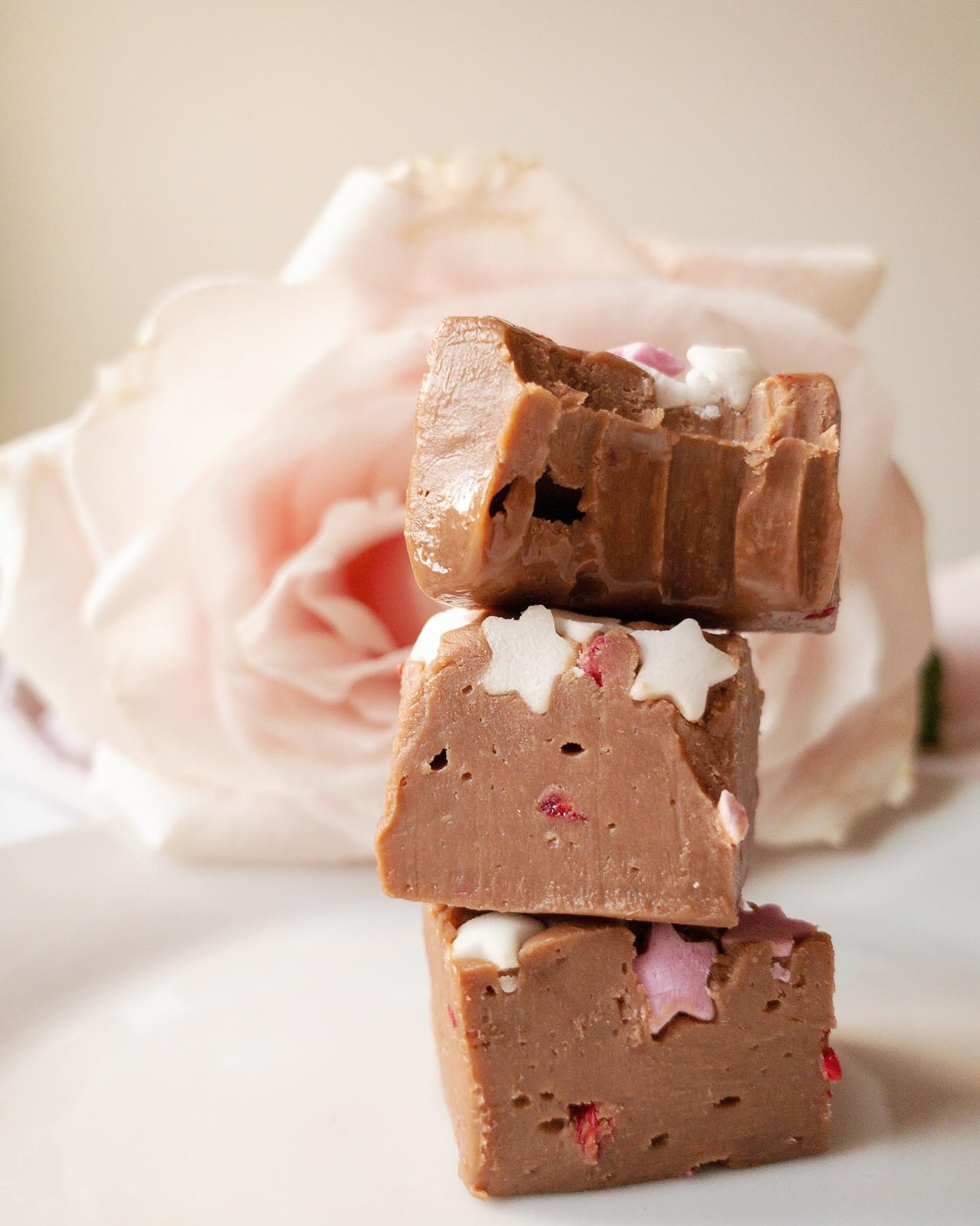 Happy Valentines Day to all of you. This is one of the easiest recipes in the world. My Three Ingredient Fudge, believe me this is the work of moments and you get the perfect sweet treat with such and amazing melting texture. Perfect for Valentine’s Day if you can bear to give this stuff away - it’s so good.
.
.
Recipe on the blog now
.
.
#CUBBintheKitchen #Fudge #Chocolate #ChocolateFudge #ChocolateRaspberryFudge #Valentines #ValentinesBaking #GiftIdeas #HomemadeGifts #FoodBlogger #Recipe #EasyRecipes #britainsbesthomecooks_ #foodphotography #food #instafood #Foodim #FoodIsLife